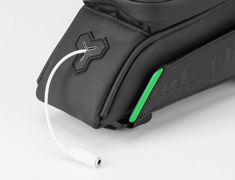 Zwarte waterdichte fietstas van duurzaam materiaal met touchscreen-compatibele smartphonehouder bovenaan.