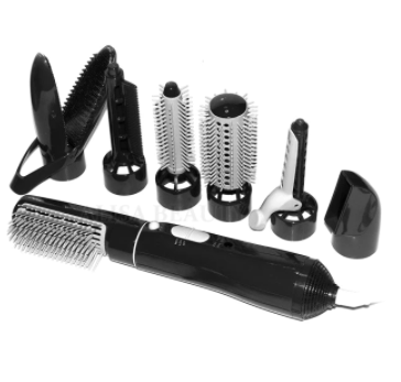 Vrouw stylet haar met de 7-in-1 haarstylingtool. Gebruikt opzetstuk voor volume en een perfecte beauty kapsel creatie.