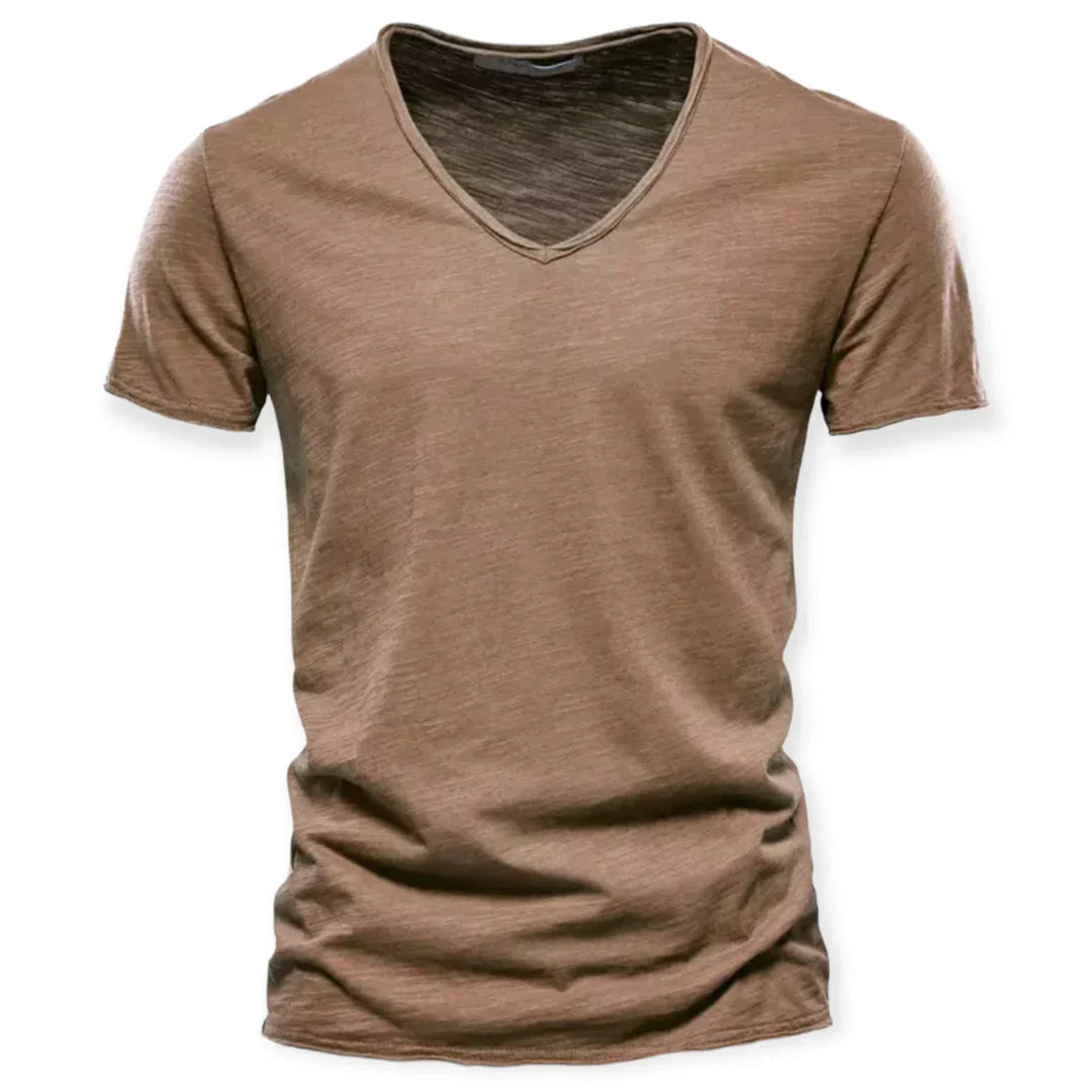 Modern heren T-shirt met diepe V-hals, een stijlvolle en comfortabele keuze voor elke man.