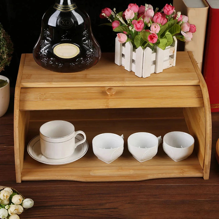 Elegante houten brooddoos met deksel, perfect voor een verse broodvoorraad in de keuken. Natuurlijk en functioneel.