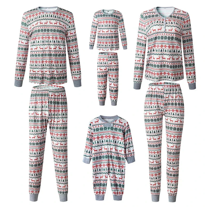 Warme en comfortabele kerstpyjama set voor de familie, ideaal voor gezellige winteravonden en de feestdagen.