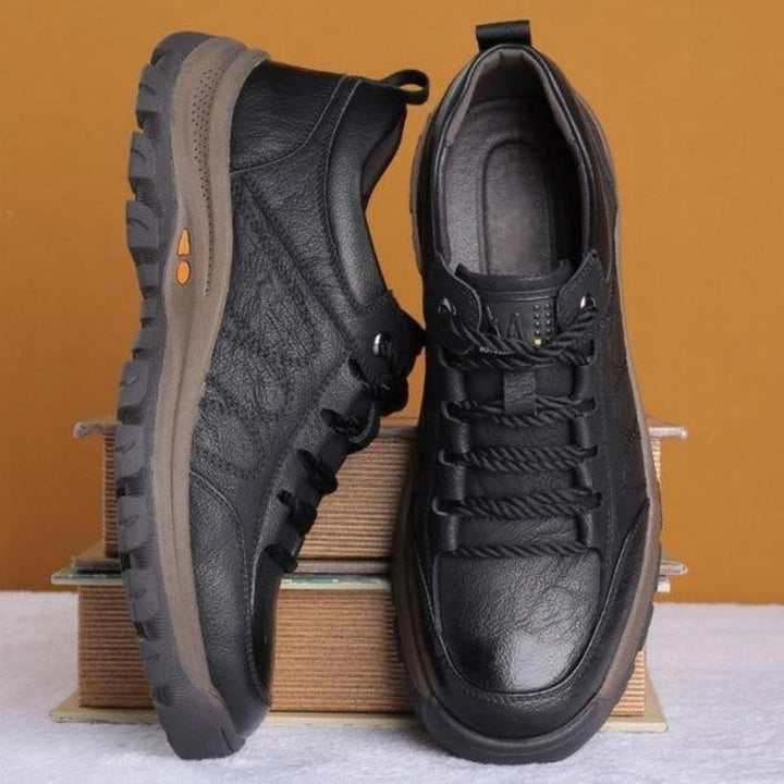 Zwarte orthopedische leren herenschoenen, ideaal voor comfort en dagelijkse ondersteuning bij wandelen of werk.