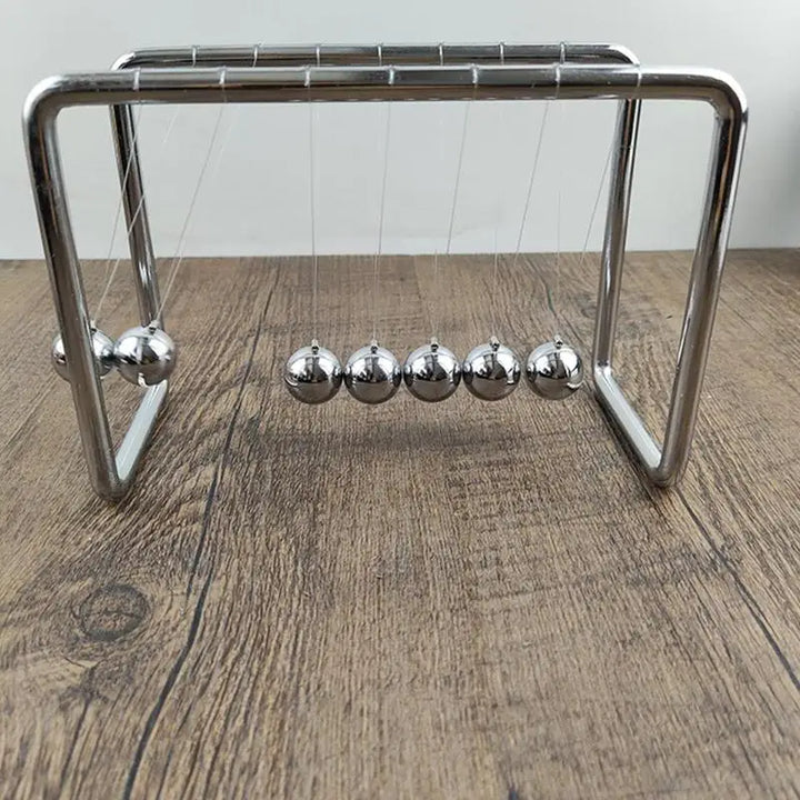 Anti-stress Newton's Cradle balans ballen, een rustgevend cadeau voor ontspanning en stressverlichting op werk.