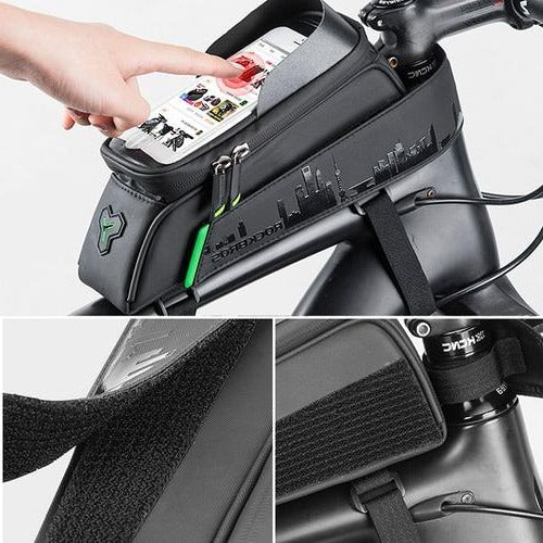 Fietser gebruikt waterdichte fietstas met ingebouwde telefoonhouder voor moeiteloze navigatie op de fiets.