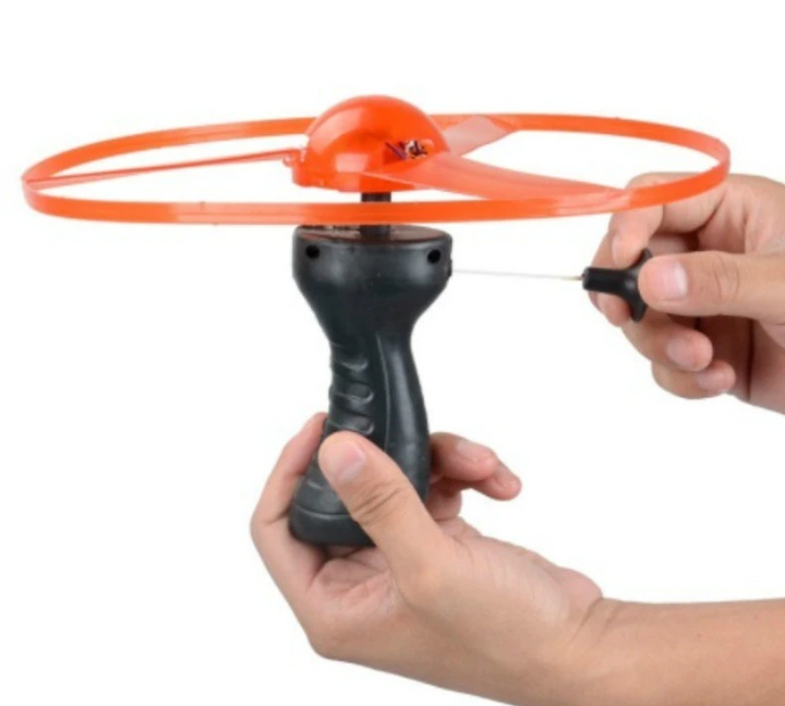 Lichtgevende vliegende UFO speelgoed voor kinderen & volwassenen; interactief buitenspeelgoed voor familieplezier.
