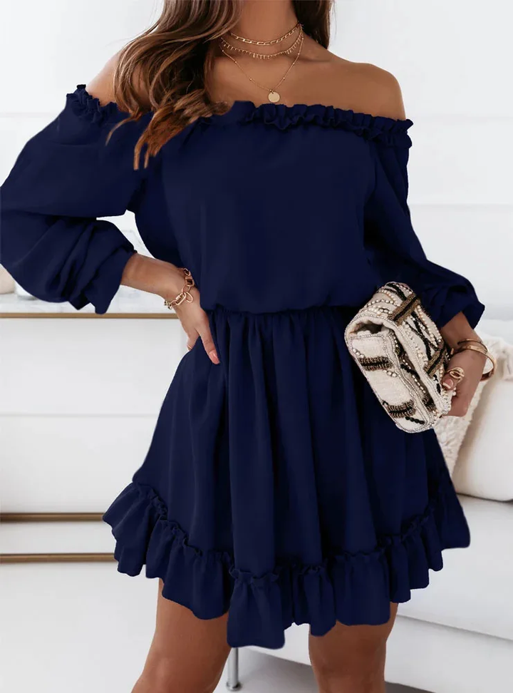 Comfortabele korte dames zomerjurk, vrolijk versierd met ruches, ideaal voor casual gelegenheden.