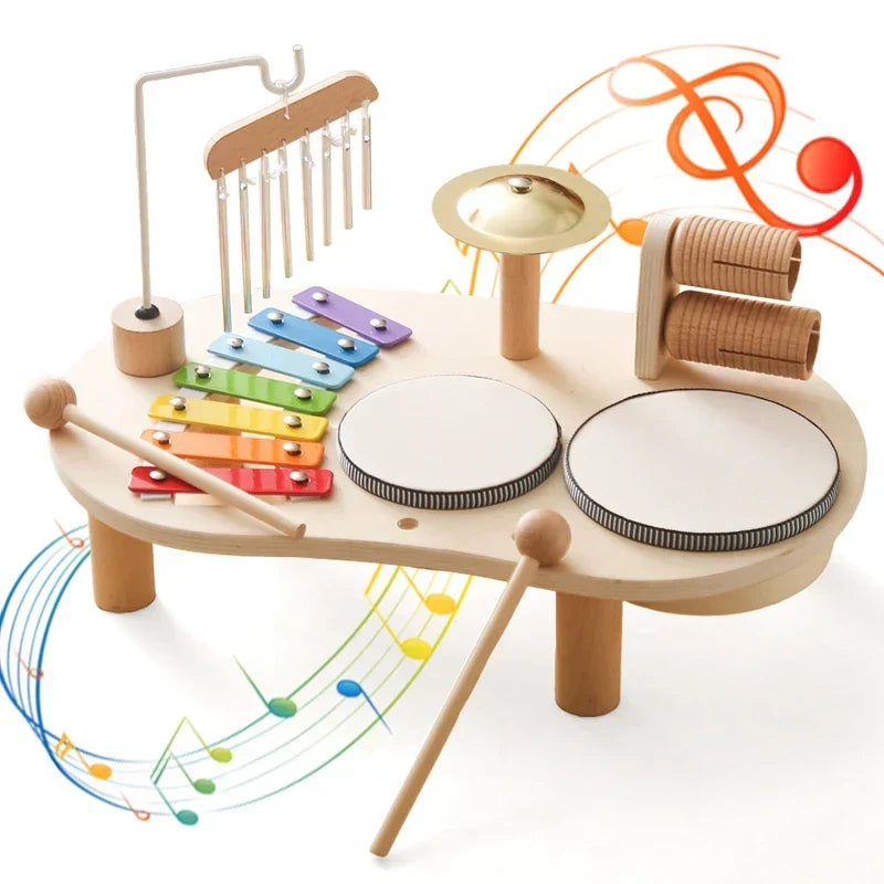 Detailopname van de houten xylofoon en drum in het kinder muziekstation, veilig en duurzaam speelgoed.