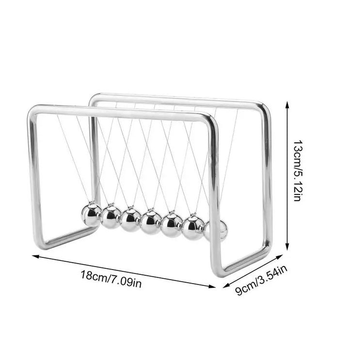 Kalmerende Newton's Cradle met vijf balans ballen, ideaal voor focus en stressverlichting in elke studeerkamer of kantoor.