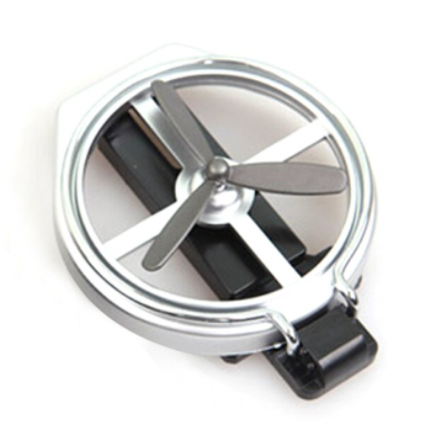 Witte universele opvouwbare bekerhouder voor auto, compact en stijlvol, past in elk modern auto interieur.