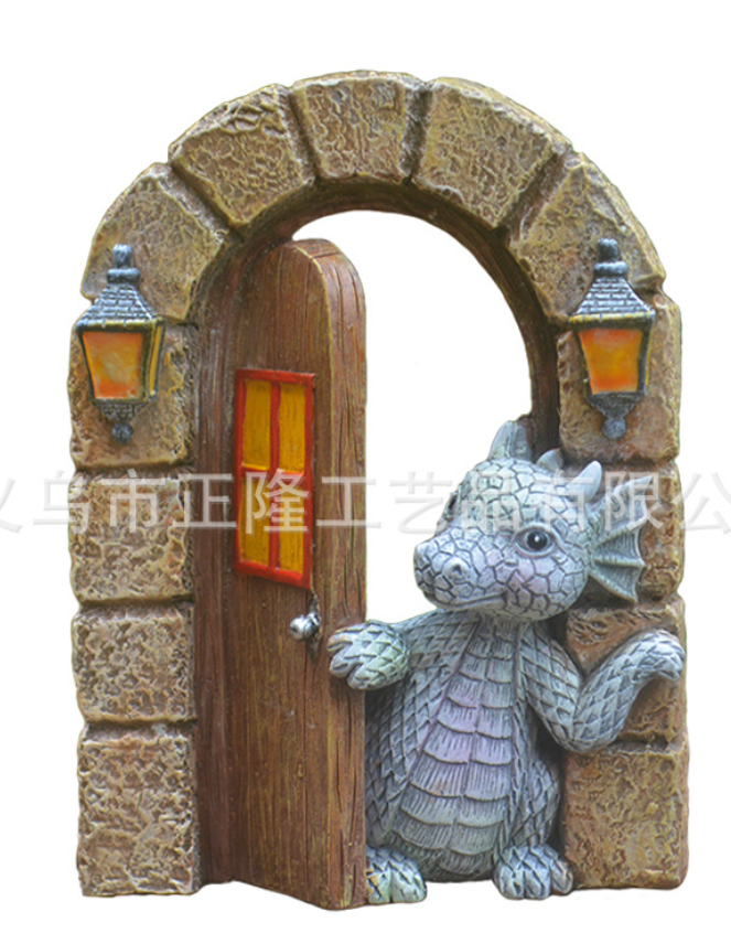 Gedetailleerd draak sculptuur met solar LED verlichting. Een mystiek tuinbeeld en uniek cadeau.