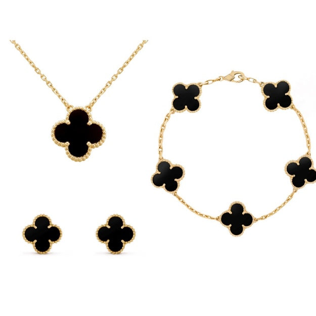 Tijdloze dames klaver sieradenset met elegante oorbellen, ketting en armband.