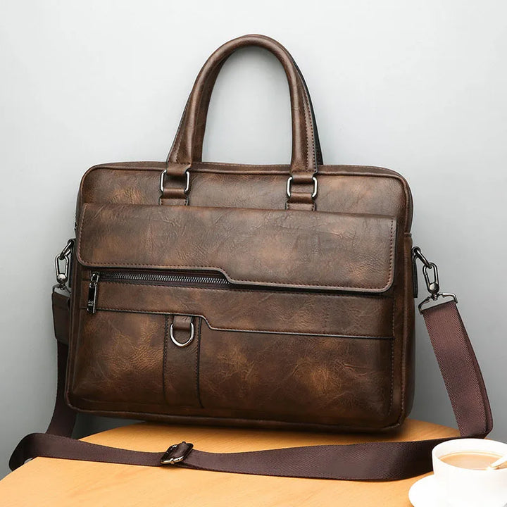 Stijlvolle mannen leren schoudertas in bruin, een chic accessoire voor dagelijks gebruik of reizen.