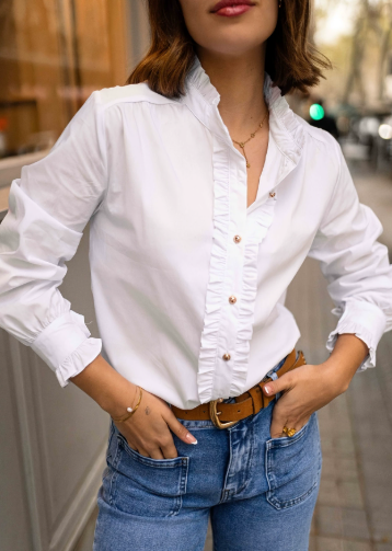 Witte damesblouse met stijlvolle gouden knopen. Een elegante en chique keuze voor damesmode, perfect voor elk seizoen.