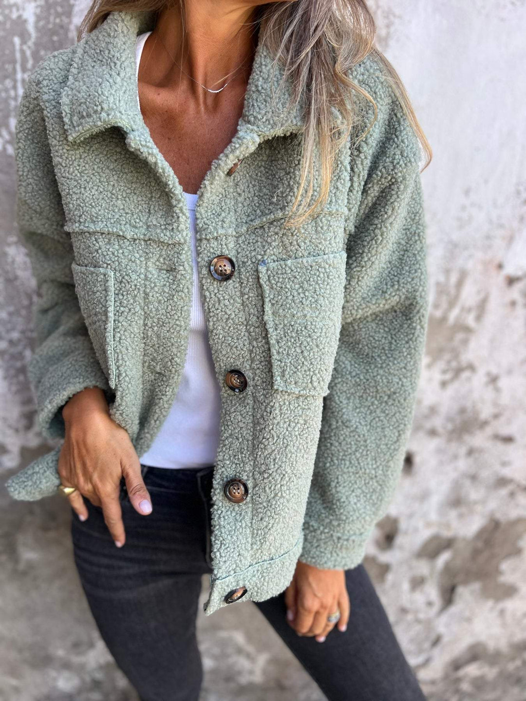 Comfortabel dames teddy jasje in een zachte, trendy stijl. Ideaal voor herfst en winter. Nieuwe casual bovenkleding.