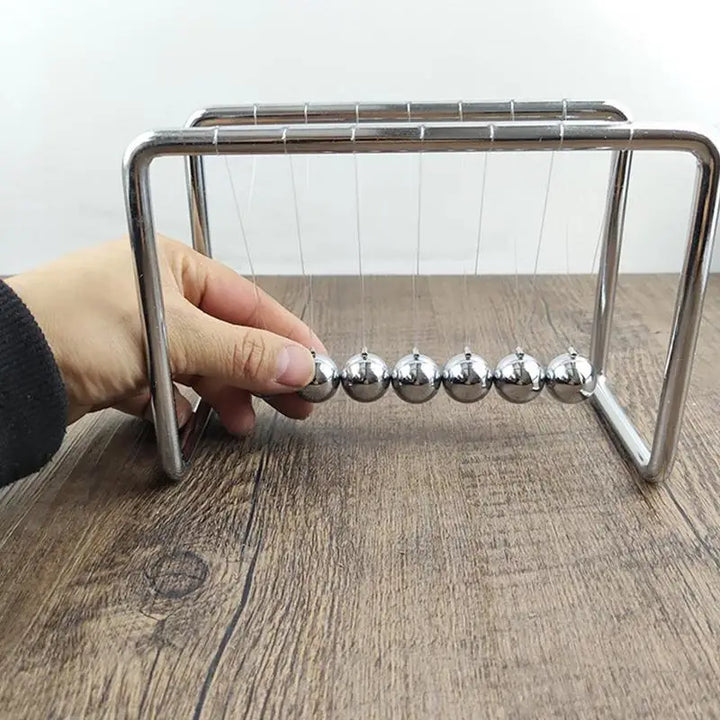 Stijlvolle Newton's Cradle als uniek cadeau. Deze balans ballen verfraaien elk bureau en stimuleren focus.