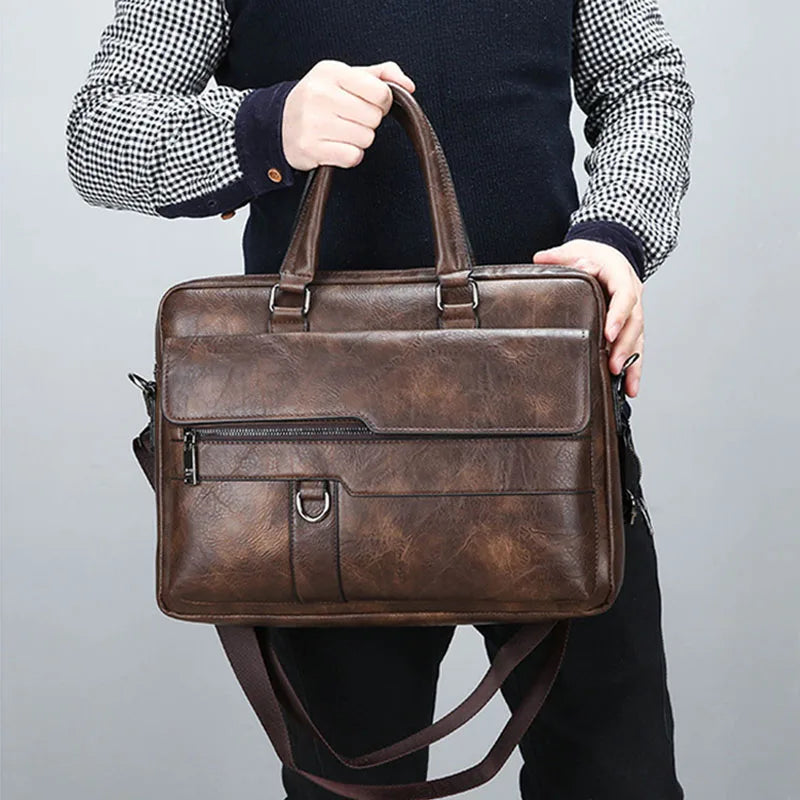 Detailopname van de elegante bruine leren schoudertas voor mannen, met verstelbare en stevige riem.
