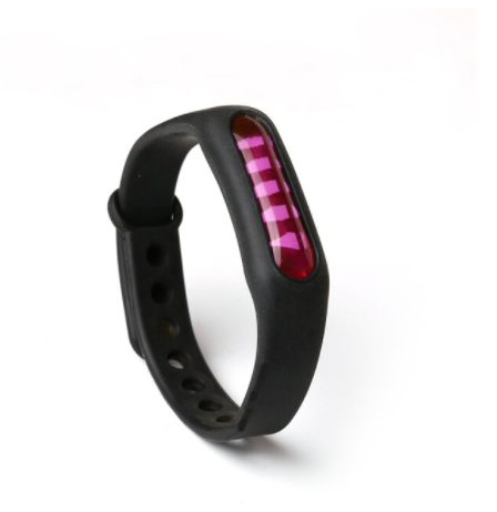 Handige muggenwerende armband voor kinderen. Eenvoudig te dragen en effectieve bescherming buiten.