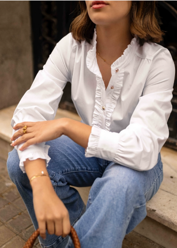 Veelzijdige witte damesblouse met gouden knopen. Chic, elegant en ideaal voor lente, zomer of zakelijke look.