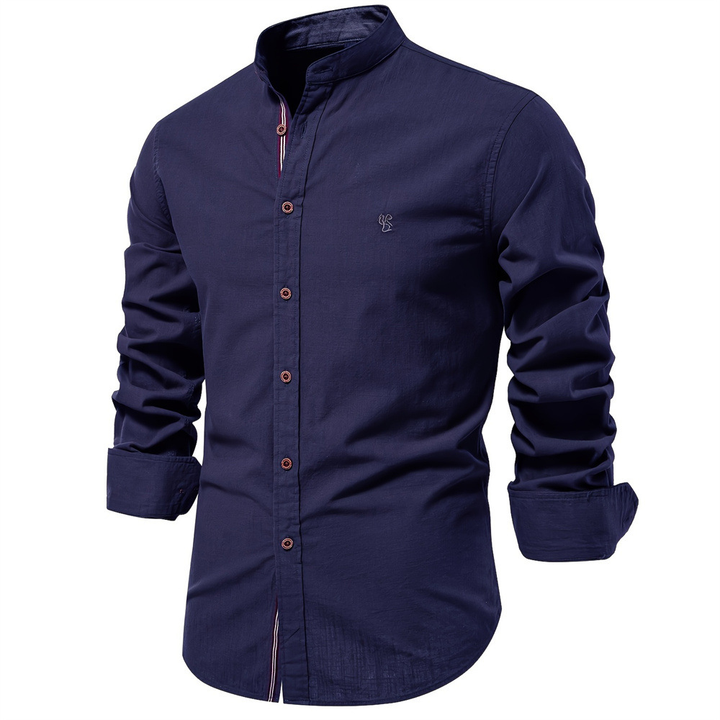 Close-up van de button-down kraag en borstzak van dit comfortabele heren overhemd met lange mouwen.