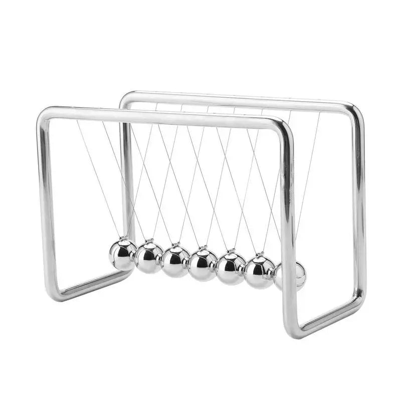 Klassieke Newton's Cradle balans ballen op een basis, elegante kantoor en wetenschappelijke bureau decoratie.