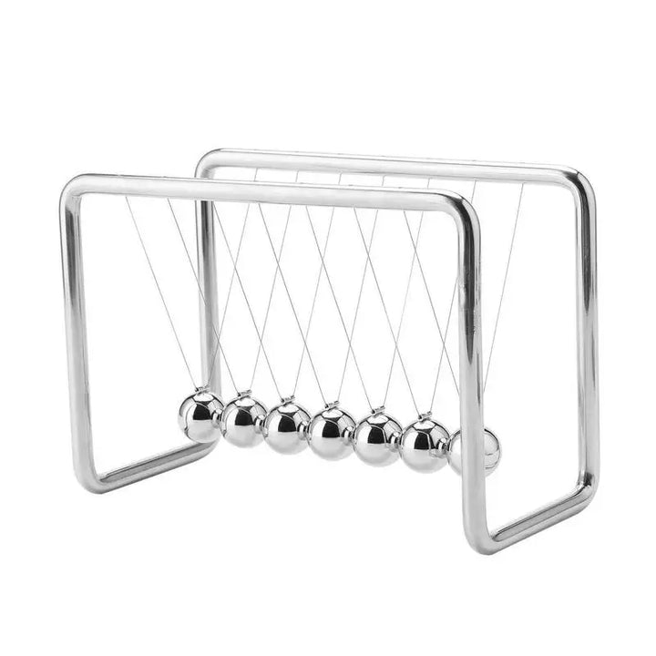 Klassieke Newton's Cradle balans ballen op een basis, elegante kantoor en wetenschappelijke bureau decoratie.