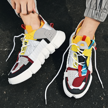 Man draagt comfortabele heren skatersneakers, casual en stijlvol. Perfect voor dagelijkse mode en vrije tijd.