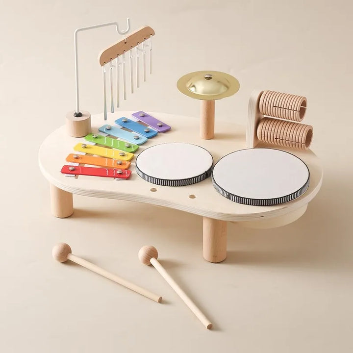 Actief spelend kind met het kinder muziekstation, bevordert creativiteit, ritmegevoel en motorische ontwikkeling.