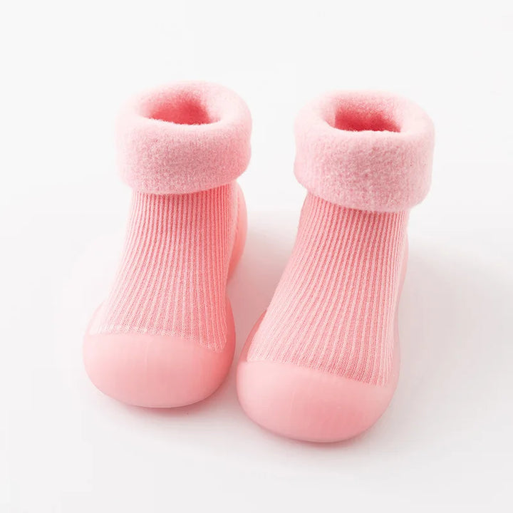 Detail van de antislipzool van peuter sokschoenen, biedt extra grip en veiligheid tijdens het spelen.