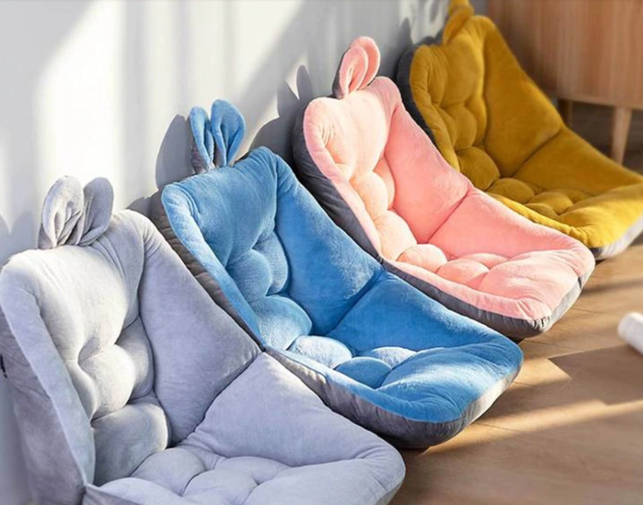 Geel universeel stoelkussen dat comfort en gezondheid combineert. Ergonomische ondersteuning voor je rug op kantoor.