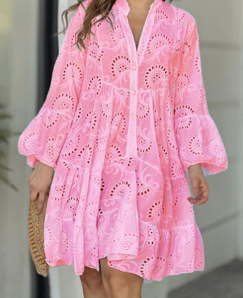 Elegante en comfortabele minijurk voor dames. Een stijlvolle keuze voor zomerse dagen met korte mouwen.