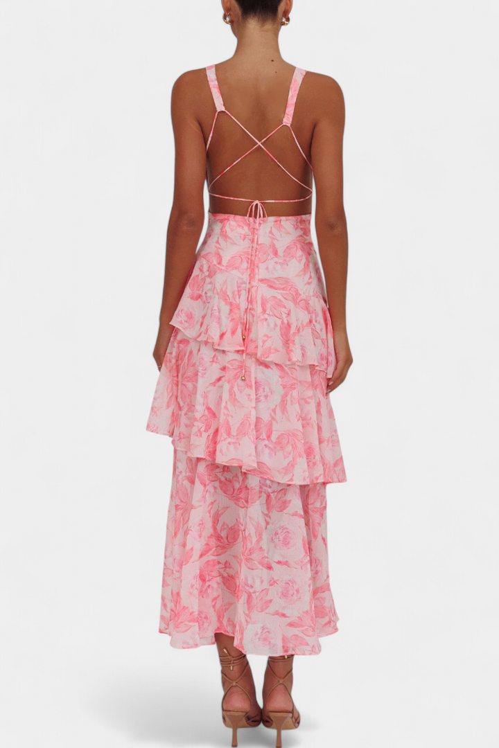 Vrouwelijke avondjurk met V-hals en vloeiende, gelaagde stof, perfect voor elegante zomerfeesten.