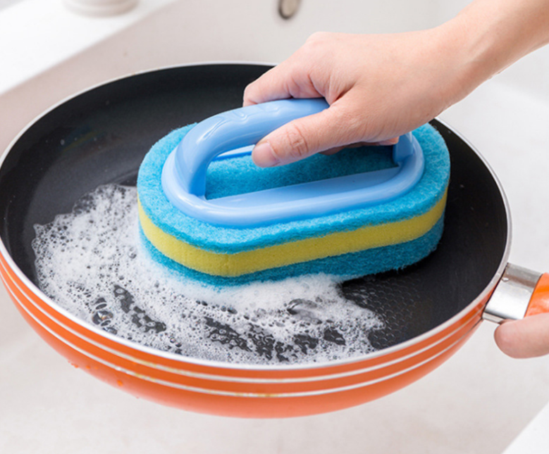 Reinigt badkamertegels en sanitair moeiteloos met deze schoonmaaktool voorzien van comfortabel handvat.