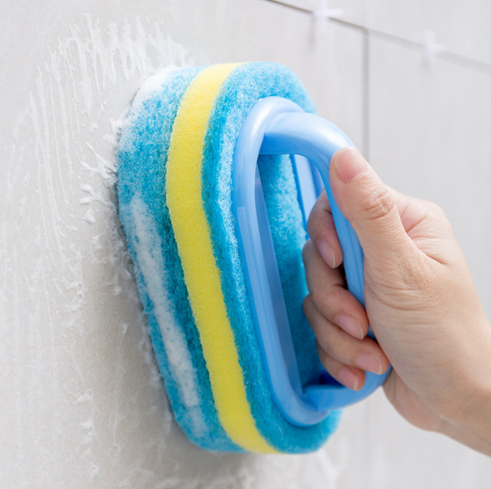 Veelzijdige schoonmaakspons met grip voor grondig reinigen van vloeren en diverse huishoudelijke oppervlakken.