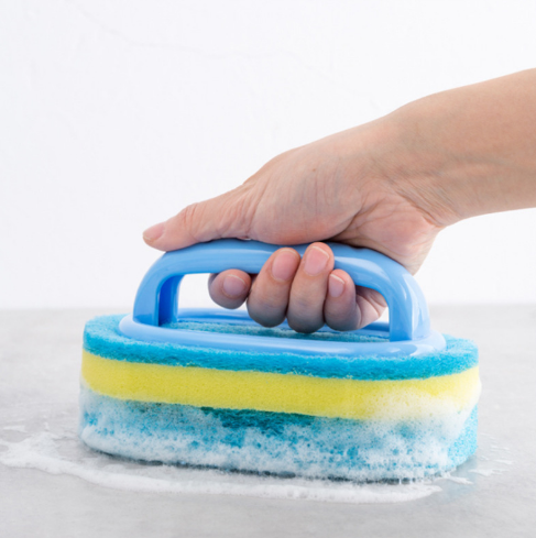 Schoonmaaktool met duurzame spons en stevig handvat voor langdurig en comfortabel reinigen in huis.