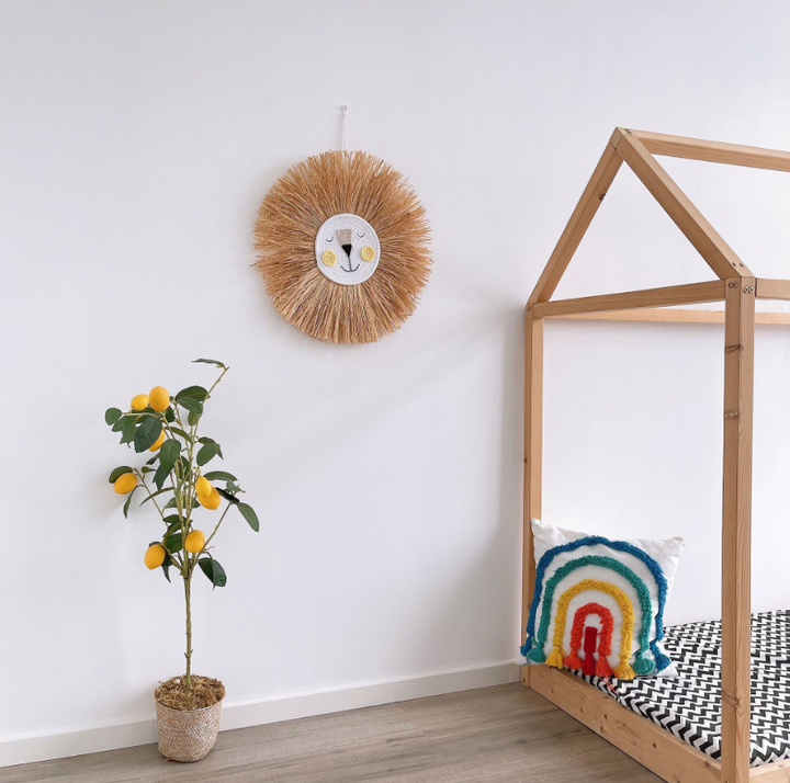 Rotan dieren wanddecoratie (leeuw, beer), handgemaakt design voor een vrolijke kinder- of babykamer.