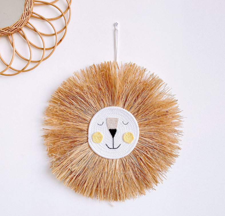 Gezellige babykamer wanddecoratie met handgemaakte rotan dieren, perfect voor een dromerige sfeer.