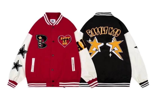 Zijaanzicht van het modieuze heren baseball jack, stoere casual kleding met warme Amerikaanse stijl.