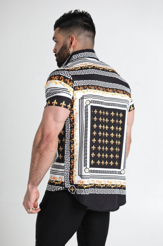 Man draagt trendy Fabian heren zomeroverhemd, casual gestyled. Perfecte unieke zomerkleding voor festivals en feesten.
