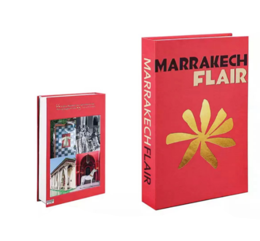 Woonkamer decoratie boeken set met vaas en kaars, creëert stijlvolle sfeer op dressoir of bijzettafel.