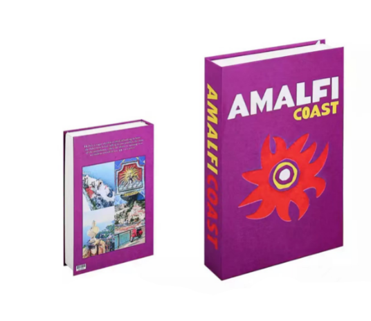 Decoratie boeken set bij raam, natuurlijk licht benadrukt stijlvolle look, ideale woonkamerdecoratie.