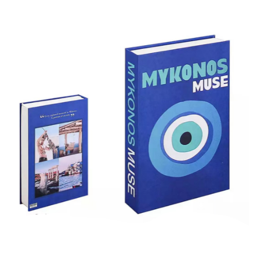 Design decoratieboeken set op schoorsteenmantel, creëert warme, moderne sfeer in de woonkamer.