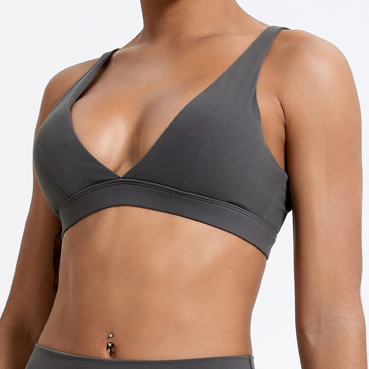 Basic dames push-up bh in effen kleur, beugelloos design met diep decolleté. Essentiële comfortabele lingerie onder elke outfit.