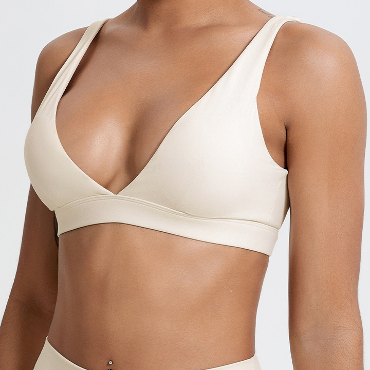 Zwarte dames push-up bh met diep decolleté. Beugelloos comfort voor een flatterende look, ideaal onder diverse kleding.