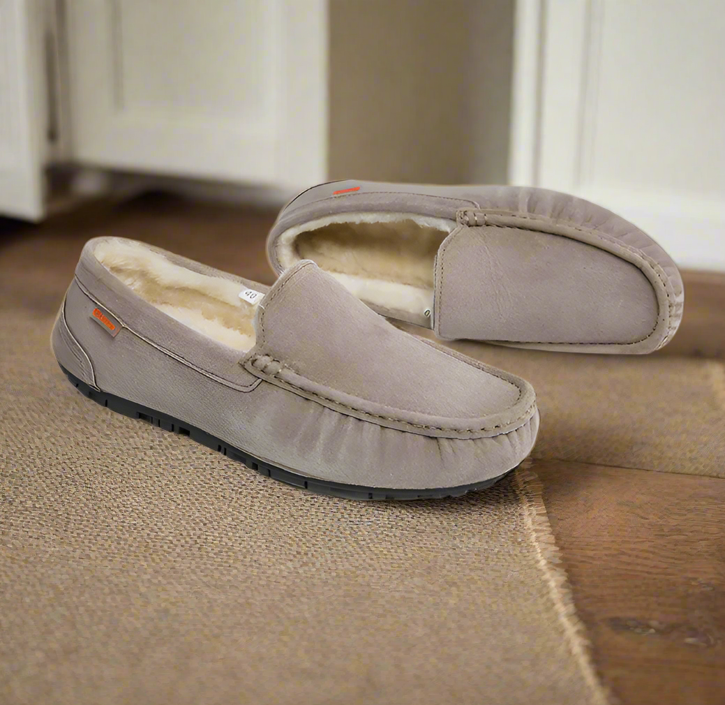 Warme heren pantoffels Joris in comfortabele moccasin stijl, ideaal voor thuis ontspanning.