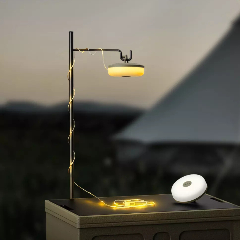 Gezellige oplaadbare LED sfeerlamp LunaGlow, draagbare binnen- en buitenverlichting voor een warme, uitnodigende ambiance.