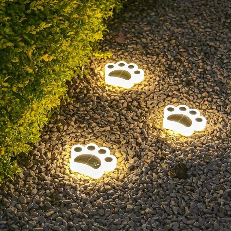 Solar Paws tuinlampen langs tuinpad overdag: IP65 draadloze grondspots, opladend voor sfeervolle avonden.