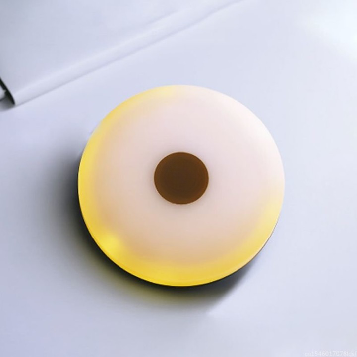 Compacte oplaadbare LED sfeerlamp voor draadloos gebruik, creëert direct sfeer thuis, op de camping of bij evenementen.