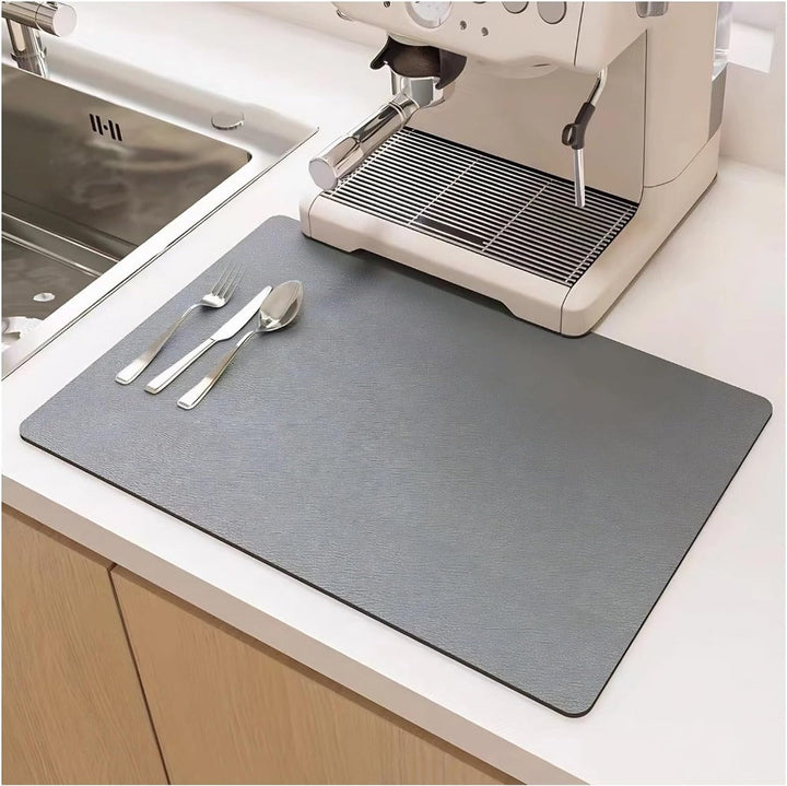 Sneldrogende keuken afwasmat van diatomeeënaarde; houdt je aanrecht droog en netjes na het afwassen.
