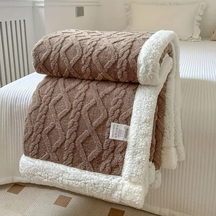 Warme sherpa deken met boek en thee; creëert een cosy en comfortabele sfeer, ideaal als zachte woondeken of bankplaid.