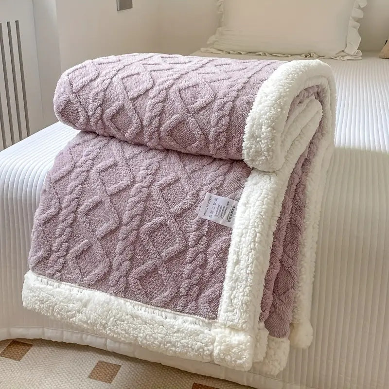 Premium sherpa deken netjes opgevouwen; een zachte fleece woondeken die warmte en stijl toevoegt aan elk huisdecoratie.